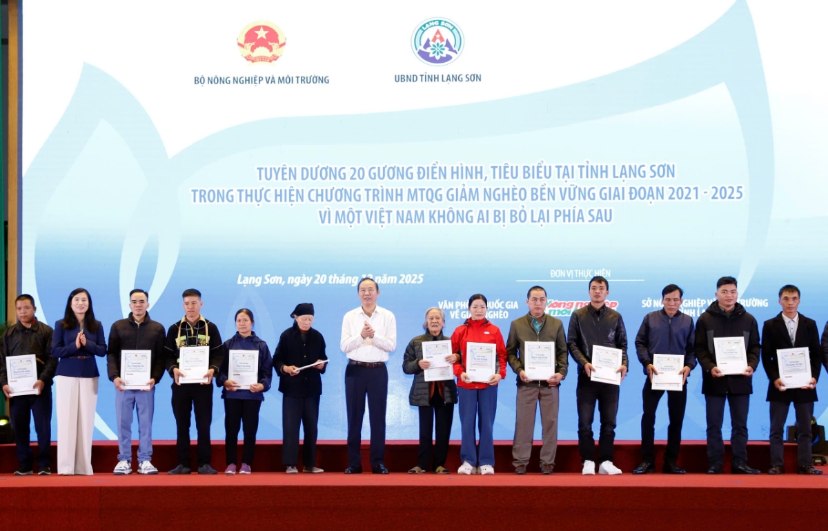 Thứ trưởng Bộ Nông nghiệp và Môi trường Phùng Đức Tiến trao bằng tuyên dương 20 gương điển hình thoát nghèo ở tỉnh Lạng Sơn.