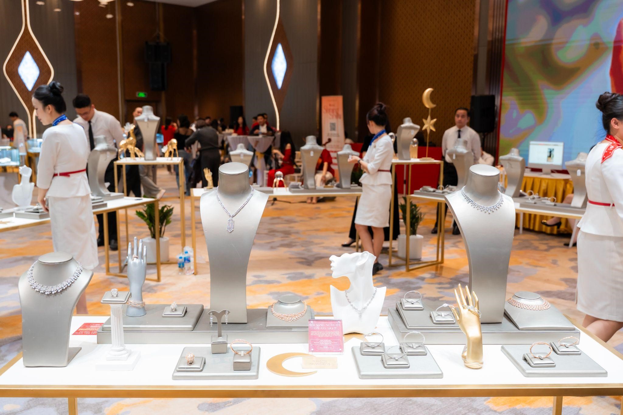 Khu trưng bày trang sức với hàng ngàn mẫu mã đa dạng tại DOJI Shining Show.