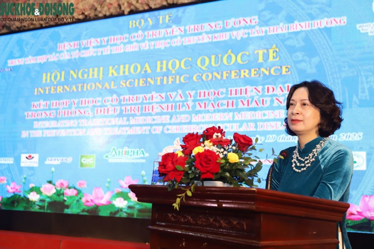 Thứ trưởng Bộ Y tế Nguyễn Thị Liên Hương phát biểu chỉ đạo tại Hội nghị.