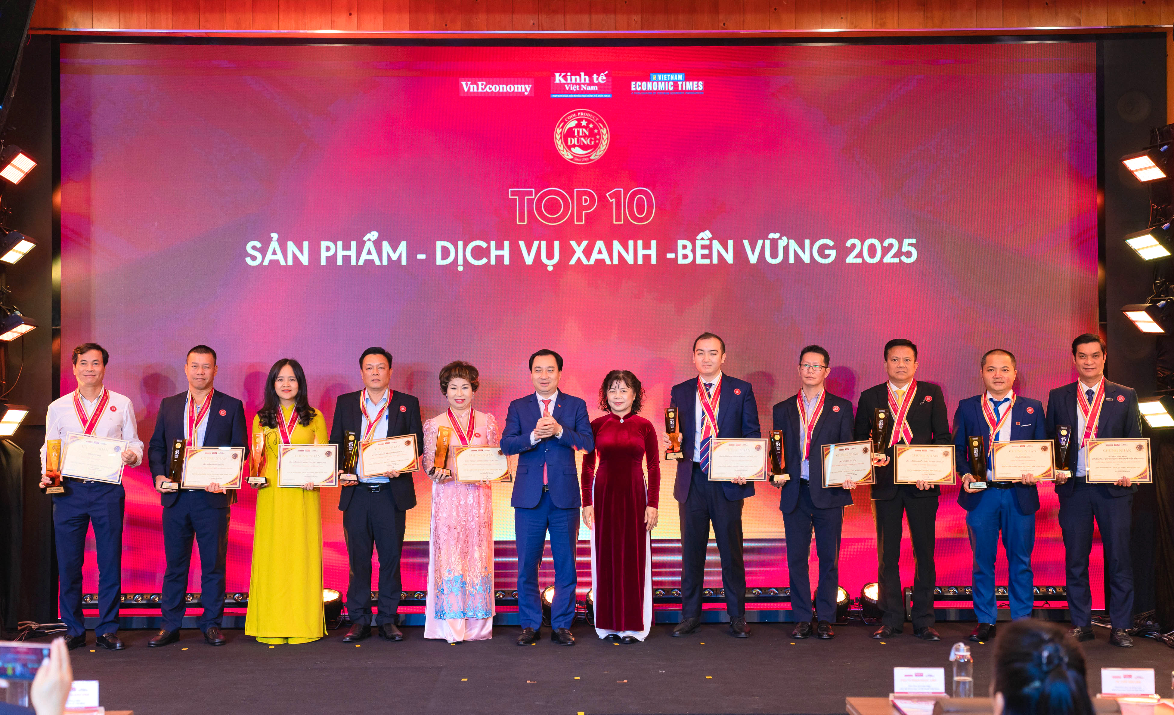 Đại diện KES Group cùng các doanh nghiệp được vinh danh tại hạng mục Top 10 Sản phẩm - Dịch vụ Xanh và Bền vững 2025.