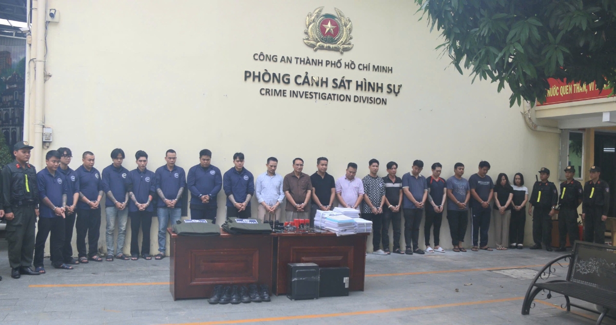 Các đối tượng cùng tang vật. Ảnh: Cổng thông tin điện tử Bộ Công an.