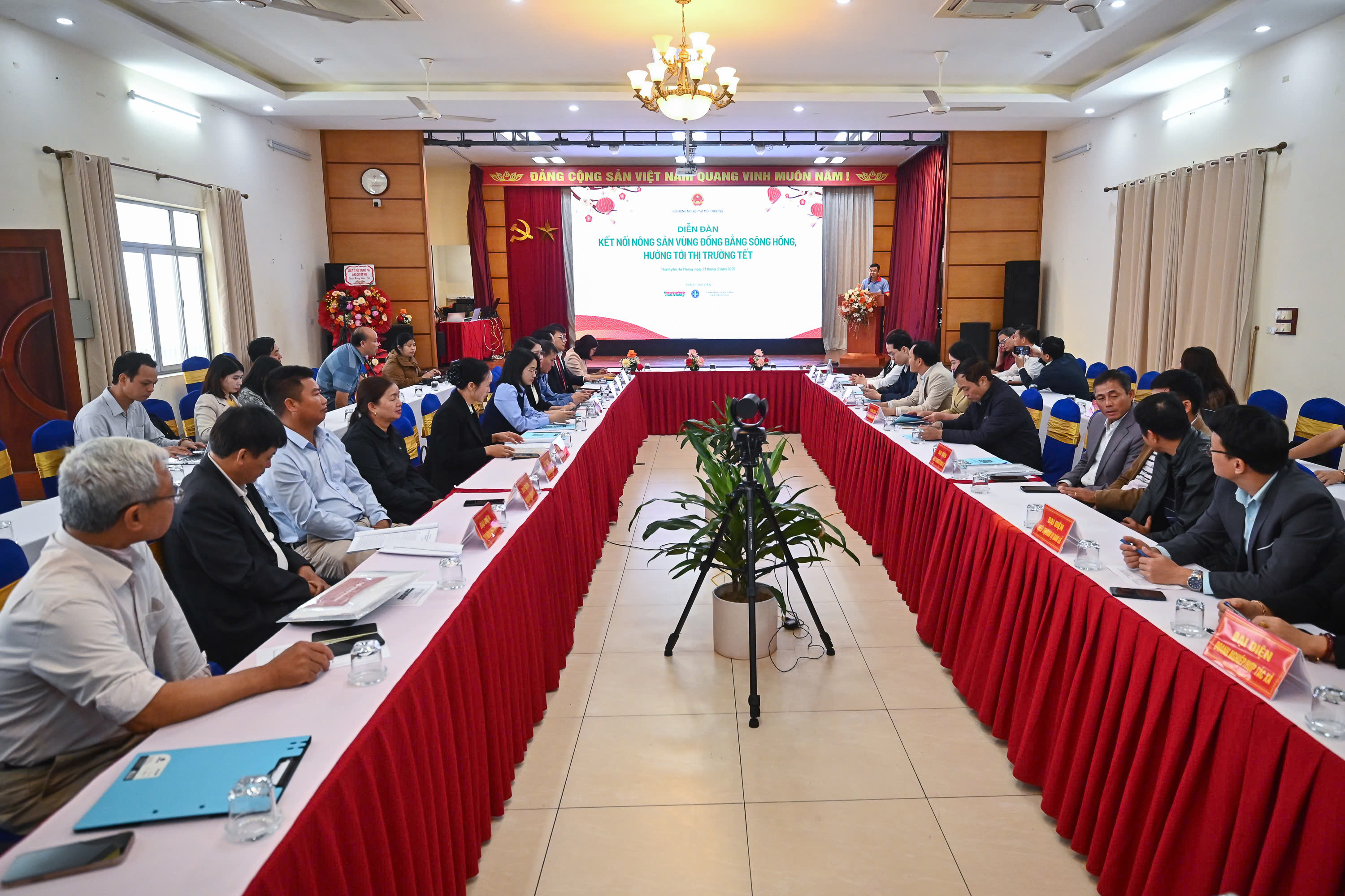 Quang cảnh Diễn đàn.