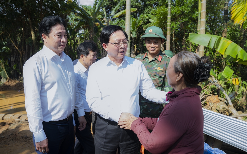 Phó Thủ tướng Chính phủ Hồ Quốc Dũng và Chủ tịch UBND thành phố Nguyễn Khắc Toàn thăm gia đình được xây dựng nhà mới tại xã Lộc An