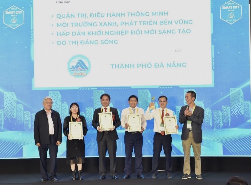 Ông Trần Ngọc Thạch, Phó Giám đốc Sở KH&CN Đà Nẵng (người đứng thứ 2 từ phải sang) nhận giải Thành phố điều hành thông minh, hấp dẫn khởi nghjieepj đổi mới, sáng tạo.