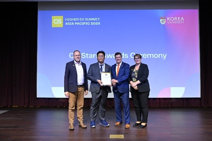 Mới đây, BUV nhận chứng nhận QS 5 Sao giai đoạn 2025–2028 tại Hội nghị Thượng đỉnh QS châu Á – Thái Bình Dương 2025 ở Seoul, khẳng định chất lượng quốc tế của đơn vị.