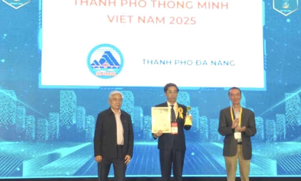 Phó Chủ  tịch UBND TP. Đà Nẵng Trần Chí Cường (người đứng giữa) nhận giải Thành phố thông minh Việt Nam năm 2025. Ảnh VP UBND TP Đà Nẵng