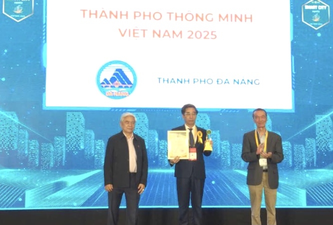 Phó Chủ  tịch UBND TP. Đà Nẵng Trần Chí Cường (người đứng giữa) nhận giải Thành phố thông minh Việt Nam năm 2025. Ảnh VP UBND TP Đà Nẵng
