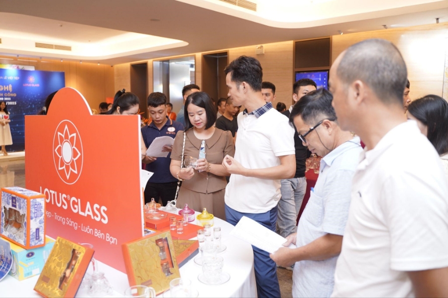 Khách hàng tham quan khu vực trưng bày tại sự kiện của Lotus Glass.