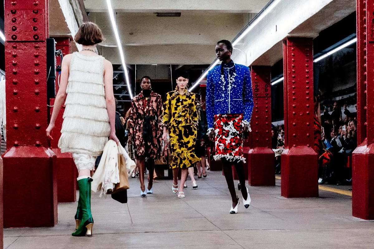 Chanel giới thiệu bộ sưu tập thời trang cao cấp tại một sân ga tàu điện ngầm đã ngừng hoạt động ở Bowery, New York.