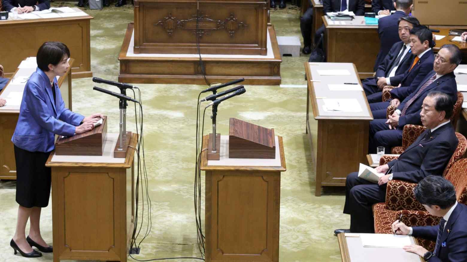 Các quan chức Nhật Bản, gồm cả Thủ tướng Sanae Takaichi (bên trái), thường trả lời các câu hỏi chất vấn từ các nhà lập pháp trong quốc hội. 
