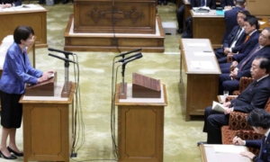 Các quan chức Nhật Bản, gồm cả Thủ tướng Sanae Takaichi (bên trái), thường trả lời các câu hỏi chất vấn từ các nhà lập pháp trong quốc hội. 
