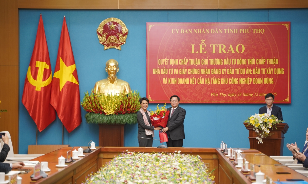 Chủ tịch UBND tỉnh Phú Thọ Trần Duy Đông trao quyết định chấp thuận chủ trương đầu tư đồng thời chấp thuận nhà đầu tư cho Tập đoàn Amata.
