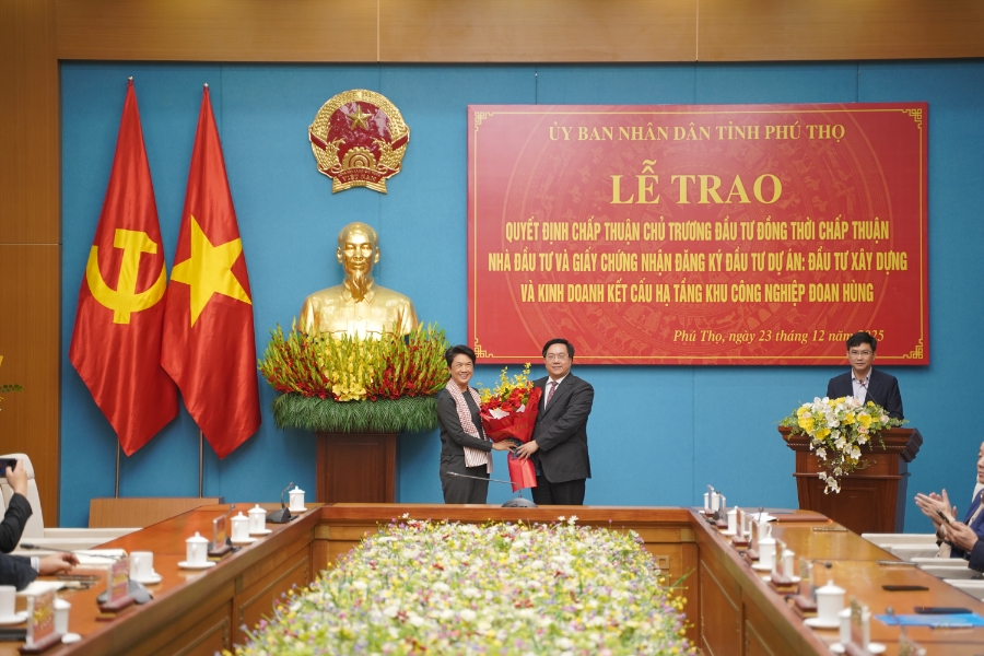 Chủ tịch UBND tỉnh Phú Thọ Trần Duy Đông trao quyết định chấp thuận chủ trương đầu tư đồng thời chấp thuận nhà đầu tư cho Tập đoàn Amata.