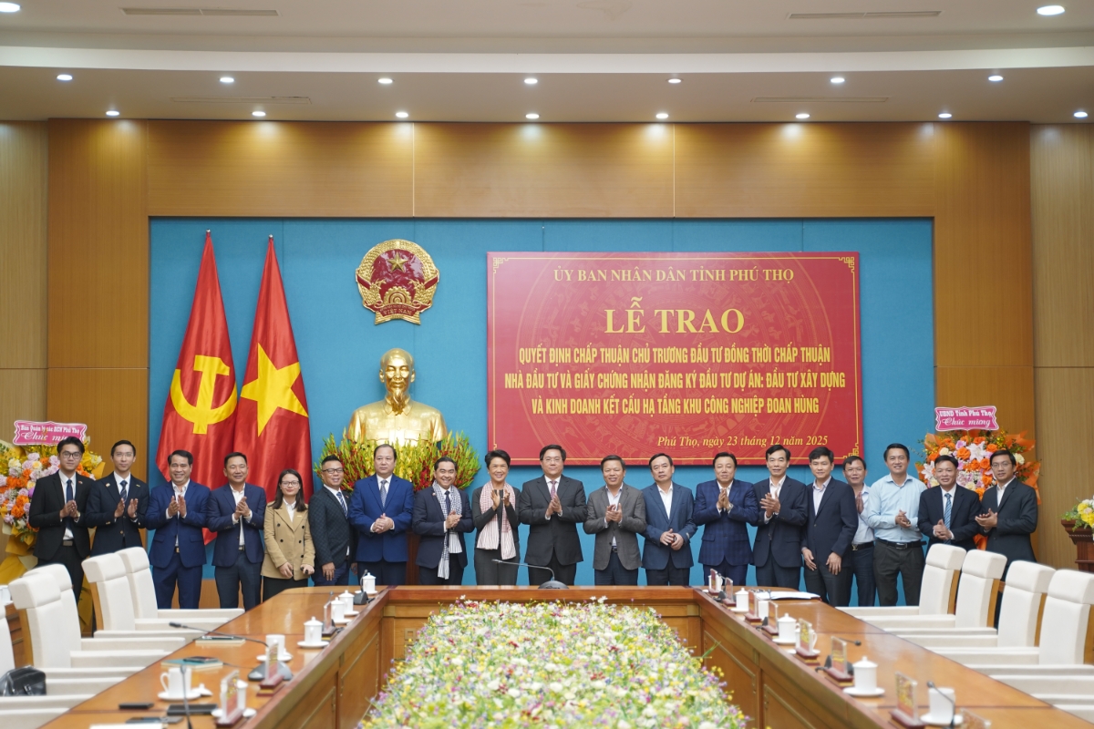 Các đại biểu tham dự lễ trao Quyết định chấp thuận chủ trương đầu tư, Giấy chứng nhận đăng ký đầu tư chụp ảnh cùng Tập đoàn Amata.