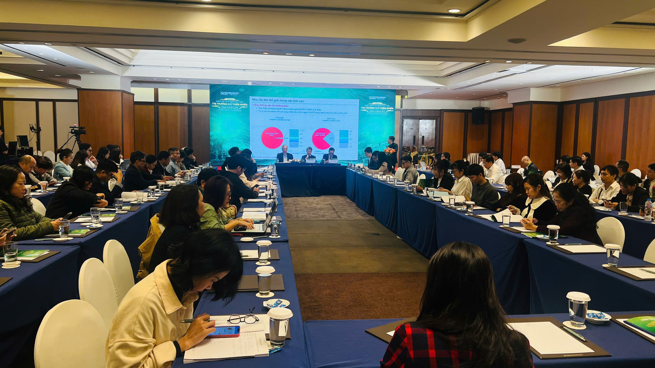 Quang cảnh diễn đàn.