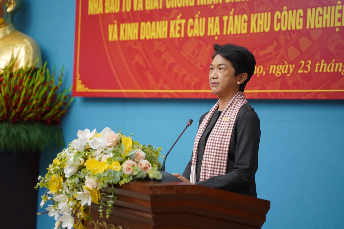 Bà Somhatai Panichewa, Tổng Giám đốc điều hành Amata VN PCL, phát biểu tại buổi lễ