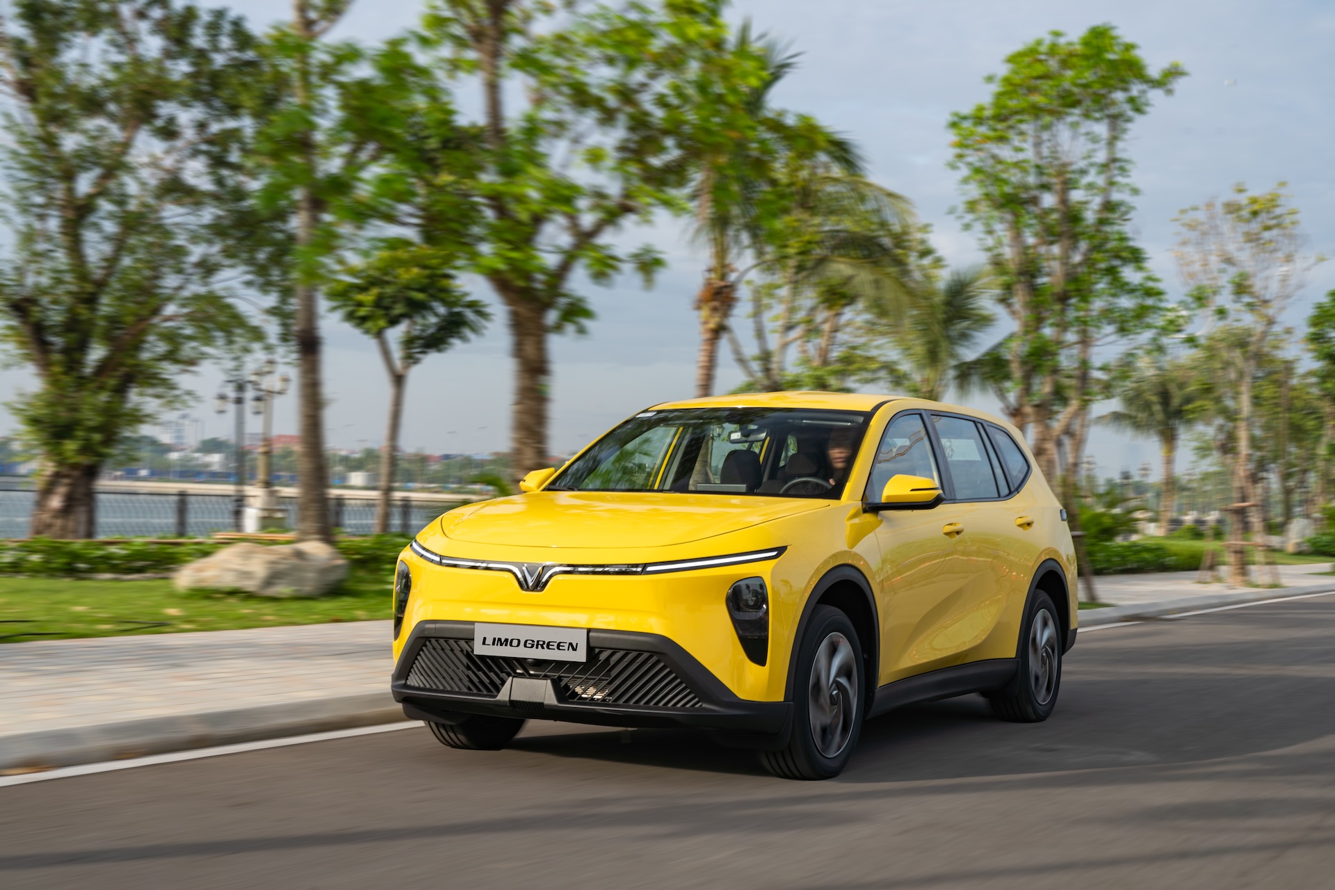 <i>Với 9.642 chiếc Limo Green được bàn giao cho khách hàng trong tháng 11/2025, đây là ngôi sao mới của VinFast với doanh số tháng cao nhất từ trước đến nay mà một mẫu xe có thể đạt được.</i>