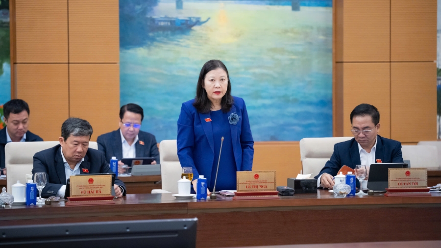 Phó Chủ nhiệm Thường trực Ủy ban Dân nguyện và Giám sát Lê Thị Nga trình bày tóm tắt báo cáo Công tác dân nguyện của Quốc hội trong tháng 10 và tháng 11/2025.&nbsp;Ảnh: Quốc hội.