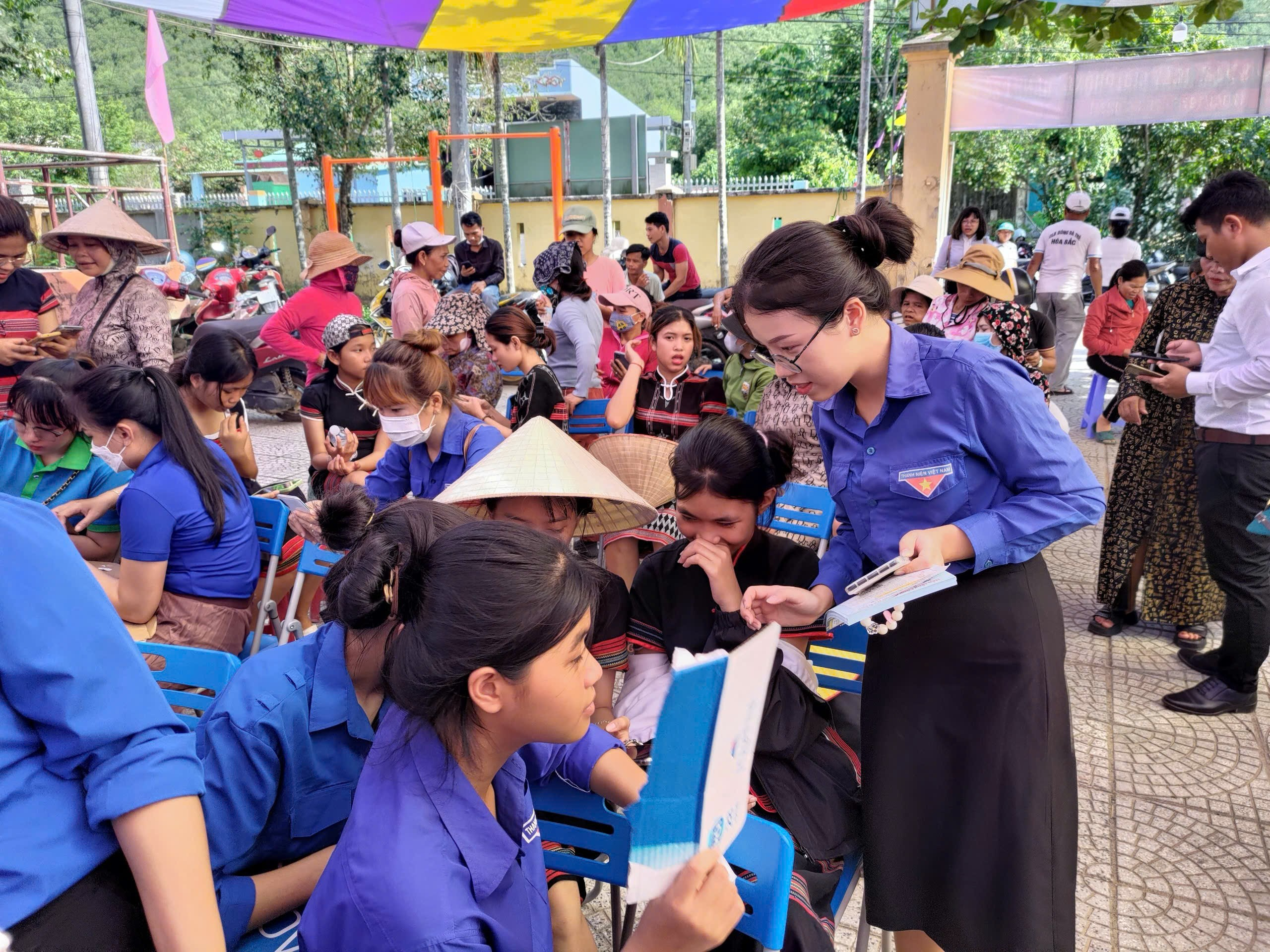 Các thành viên Tổ Công nghệ số ở Đà Nẵng làm nòng cốt trong công tác tuyên truyền, hướng dẫn người dân thực hiện các dịch vụ công trực tuyến. Ảnh Trung tâm IOC Đà Nẵng.