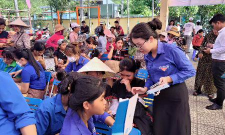 Các thành viên Tổ Công nghệ số ở Đà Nẵng làm nòng cốt trong công tác tuyên truyền, hướng dẫn người dân thực hiện các dịch vụ công trực tuyến. Ảnh Trung tâm IOC Đà Nẵng.