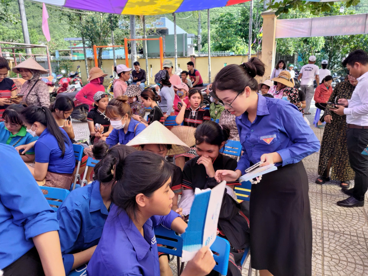 Các thành viên Tổ Công nghệ số ở Đà Nẵng làm nòng cốt trong công tác tuyên truyền, hướng dẫn người dân thực hiện các dịch vụ công trực tuyến. Ảnh Trung tâm IOC Đà Nẵng.