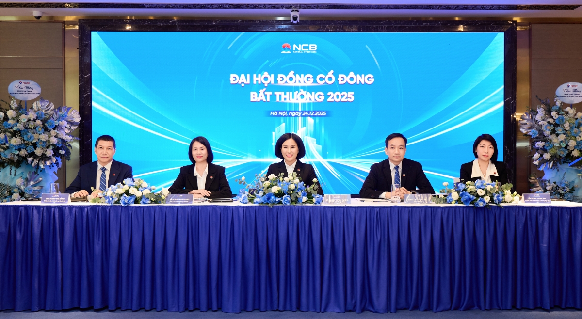 Đoàn Chủ tọa trả lời cổ đông trong phiên Thảo luận.