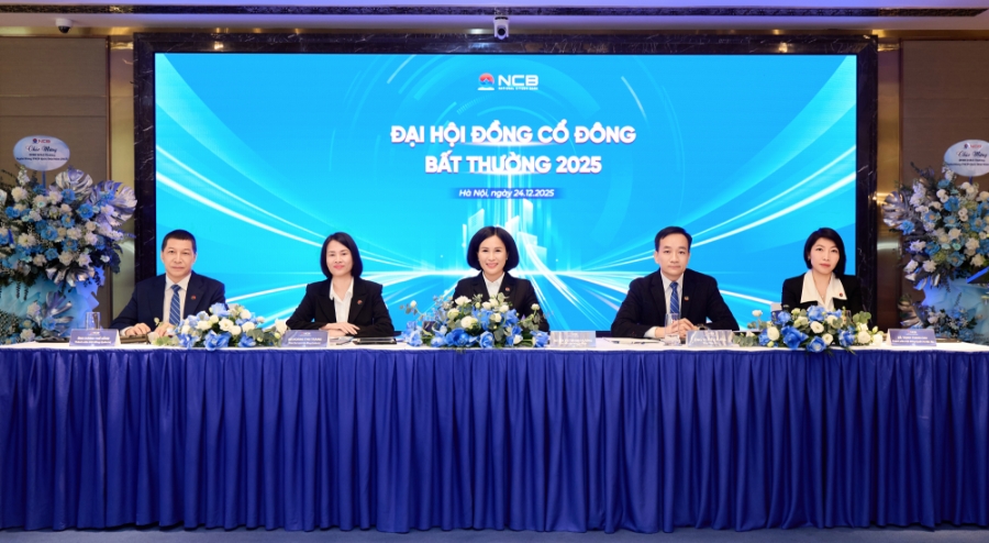 Đoàn Chủ tọa trả lời cổ đông trong phiên Thảo luận.