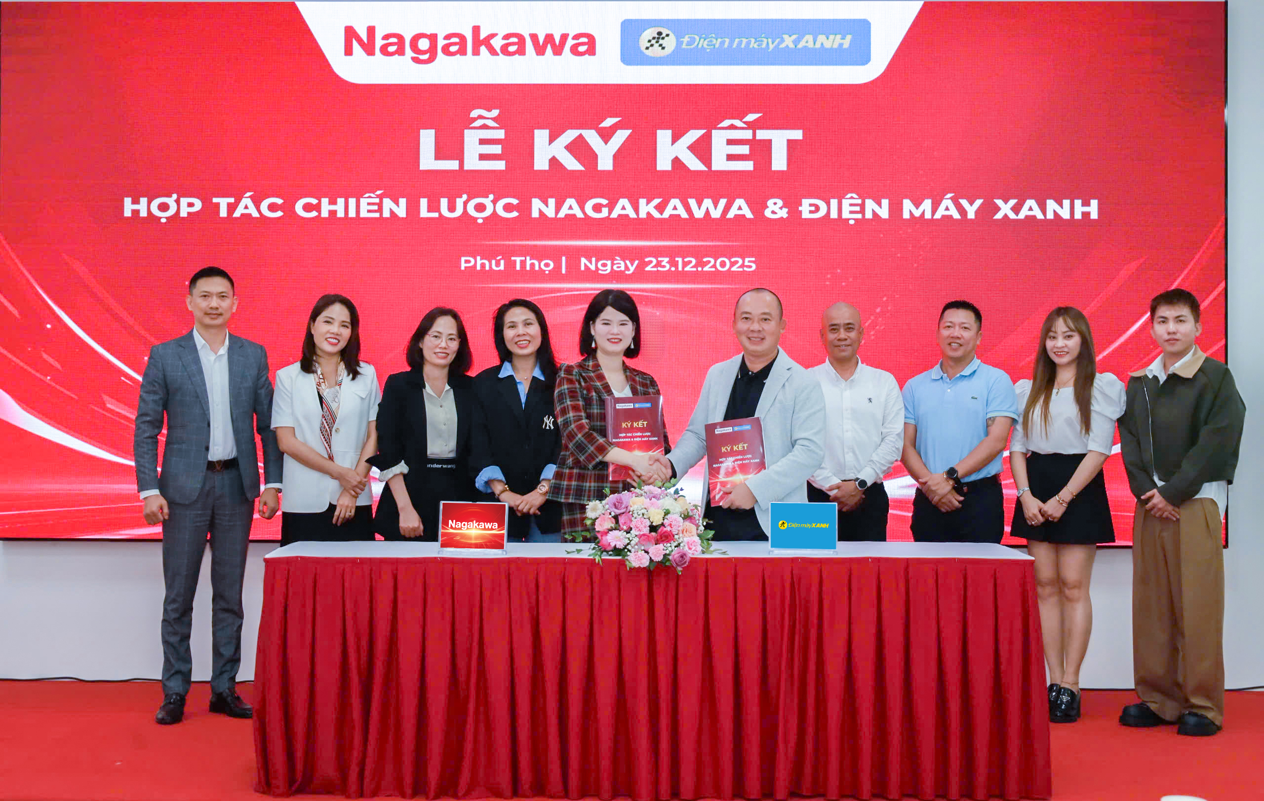 CEO Tập đoàn Nagakawa Nguyễn Thị Huyền Thương và CEO Điện Máy Xanh Đoàn Văn Hiểu Em ký kết thỏa thuận hợp tác chiến lược toàn diện.