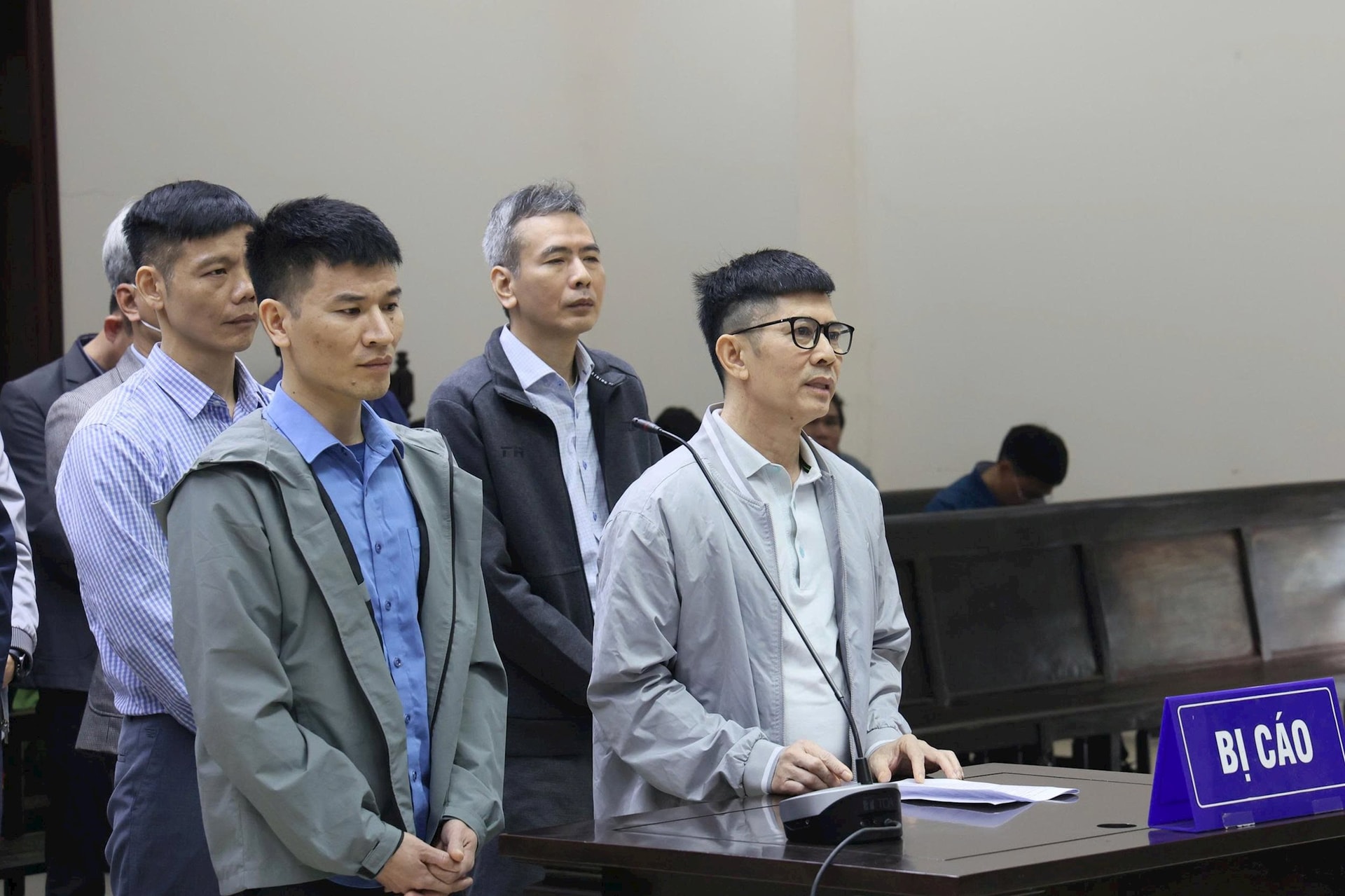 Các bị cáo tại phiên tòa phúc thẩm.