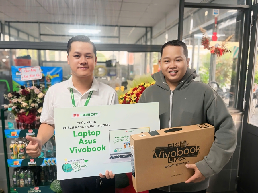 Anh Cao Nhựt Thanh (Long An) nhận giải thưởng Laptop Asus Vivobook từ chương trình “Dựng xây tương lai từ những ước mơ nhỏ