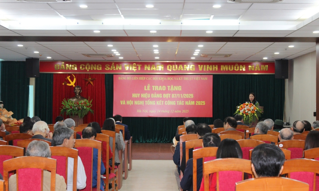 Đảng ủy VUSTA trao huy hiệu Đảng và tổng kết công tác năm 2025