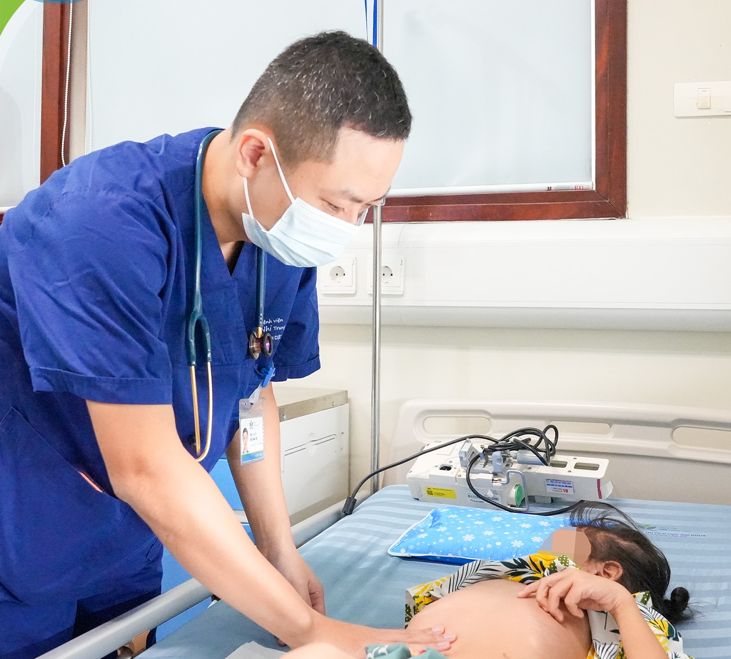 ThS.BS Trần Đăng Xoay, Khoa Điều trị tích cực Nội khoa, Bệnh viện Nhi Trung ương, thăm khám cho bệnh nhi.