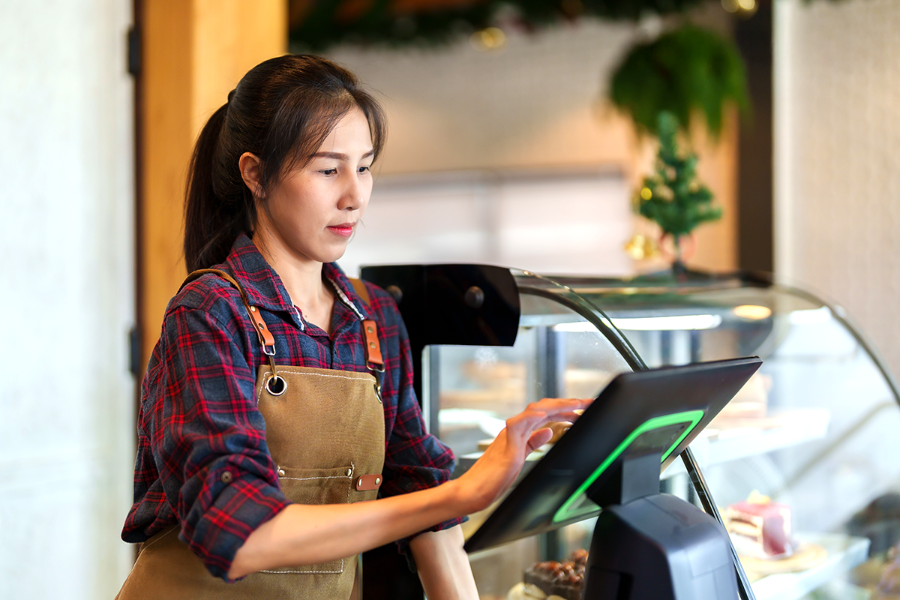 Tiểu thương tập làm quen với máy bán hàng, xuất hóa đơn điện tử.