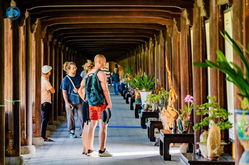 Du khách tham quan Đại Nội Huế trong các chương trình kích cầu du lịch gắn với di sản.