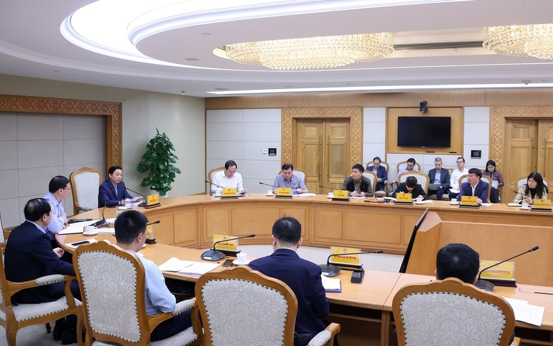 Phó Thủ tướng Trần Hồng Hà chủ trì cuộc họp nghe báo cáo về việc phê duyệt tổng hạn ngạch phát thải khí nhà kính cho năm 2025-2026. Ảnh: Minh Khôi