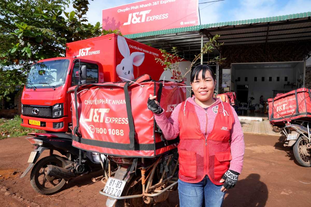 Chị Mai - một trong những nữ shipper tiêu biểu tại bưu cục Chư Prông.