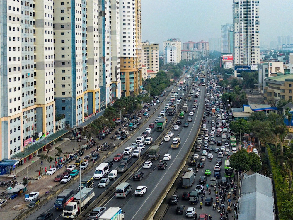 <i>Theo Nghị định 336, đối với các hành vi vi phạm quy định về sử dụng, khai thác trong phạm vi đất dành cho kết cấu hạ tầng đường bộ bị phạt từ 500.000 đồng đến 20.000.000 đồng. Ảnh: Đức Huy.</i>