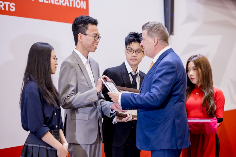 Học bổng giúp sinh viên tiếp cận chương trình quốc tế chất lượng cao với mức đầu tư hợp lý hơn.