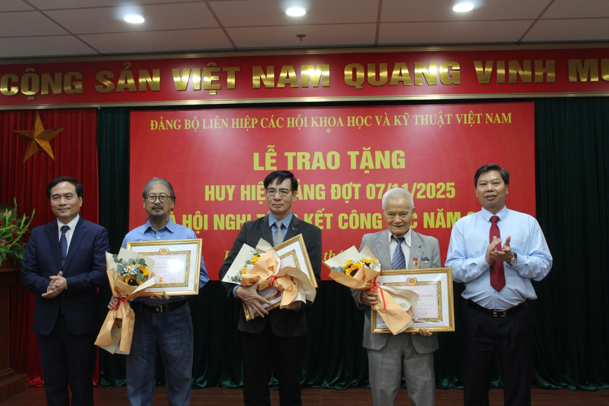 Lãnh đạo VUSTA trao huy hiệu Đảng cho các đảng viên..