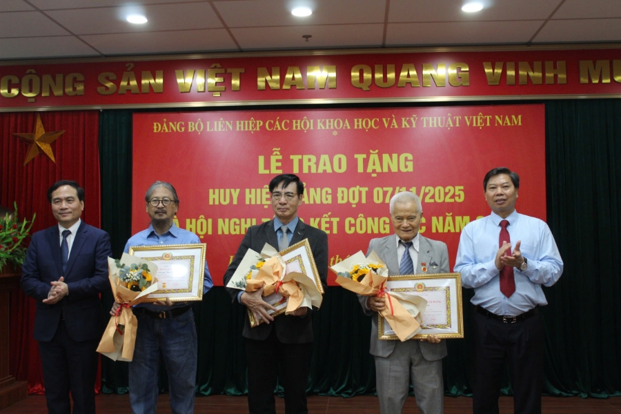 Lãnh đạo VUSTA trao huy hiệu Đảng cho các đảng viên..