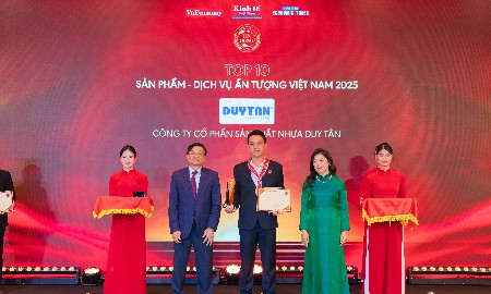 Đại diện lãnh đạo MATSU nhận danh hiệu Top 10 Sản phẩm - Dịch vụ Ấn tượng 2025.