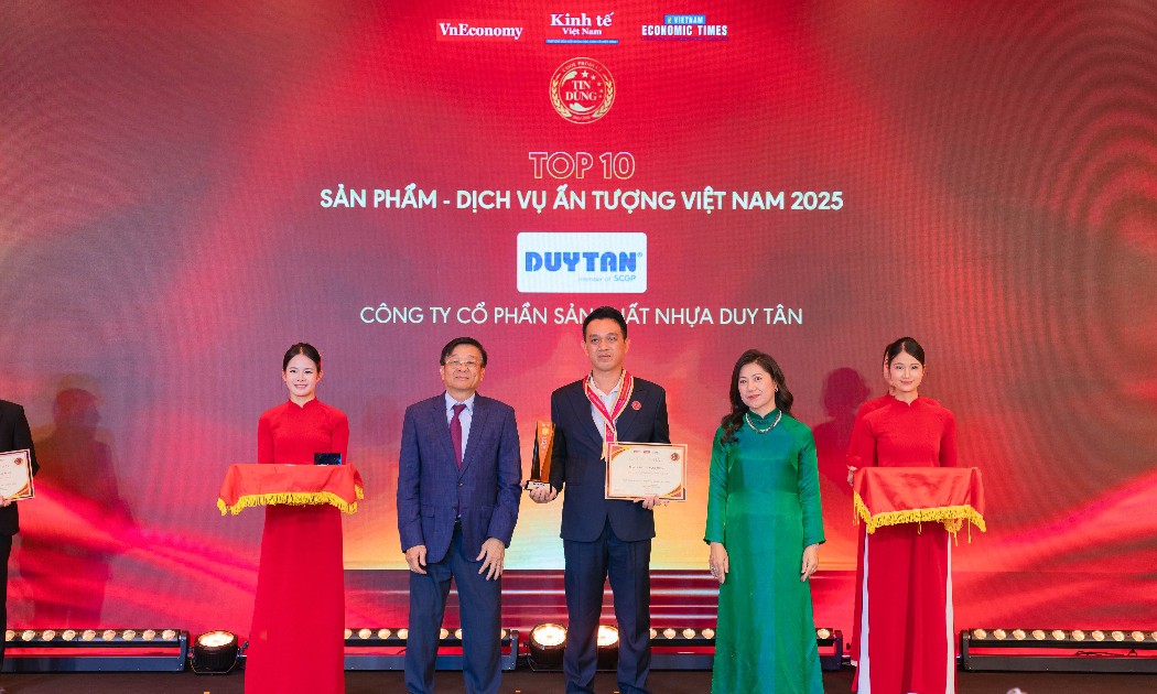 Đại diện lãnh đạo MATSU nhận danh hiệu Top 10 Sản phẩm - Dịch vụ Ấn tượng 2025.