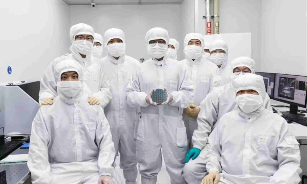 Nhóm nghiên cứu của CHIPX trong phòng sạch bán dẫn, chụp ảnh cùng wafer chip quang tử lithium niobate màng mỏng 6 inch hiệu năng cao - nền tảng được kỳ vọng thúc đẩy các ứng dụng điện toán quang tử, AI và nghiên cứu lượng tử tại Trung Quốc. Nguồn ảnh: CHIPX/South China Morning Post