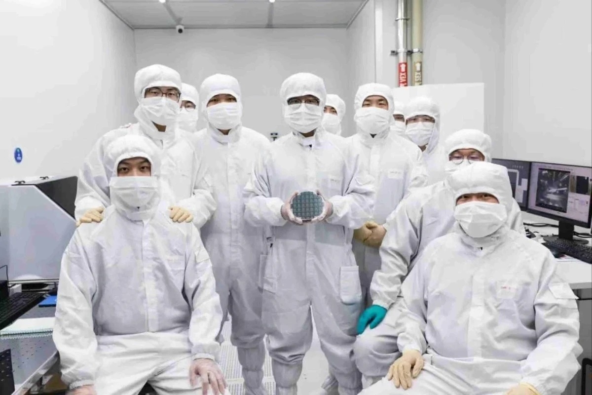 Nhóm nghiên cứu của CHIPX trong phòng sạch bán dẫn, chụp ảnh cùng wafer chip quang tử lithium niobate màng mỏng 6 inch hiệu năng cao - nền tảng được kỳ vọng thúc đẩy các ứng dụng điện toán quang tử, AI và nghiên cứu lượng tử tại Trung Quốc. Nguồn ảnh: CHIPX/South China Morning Post