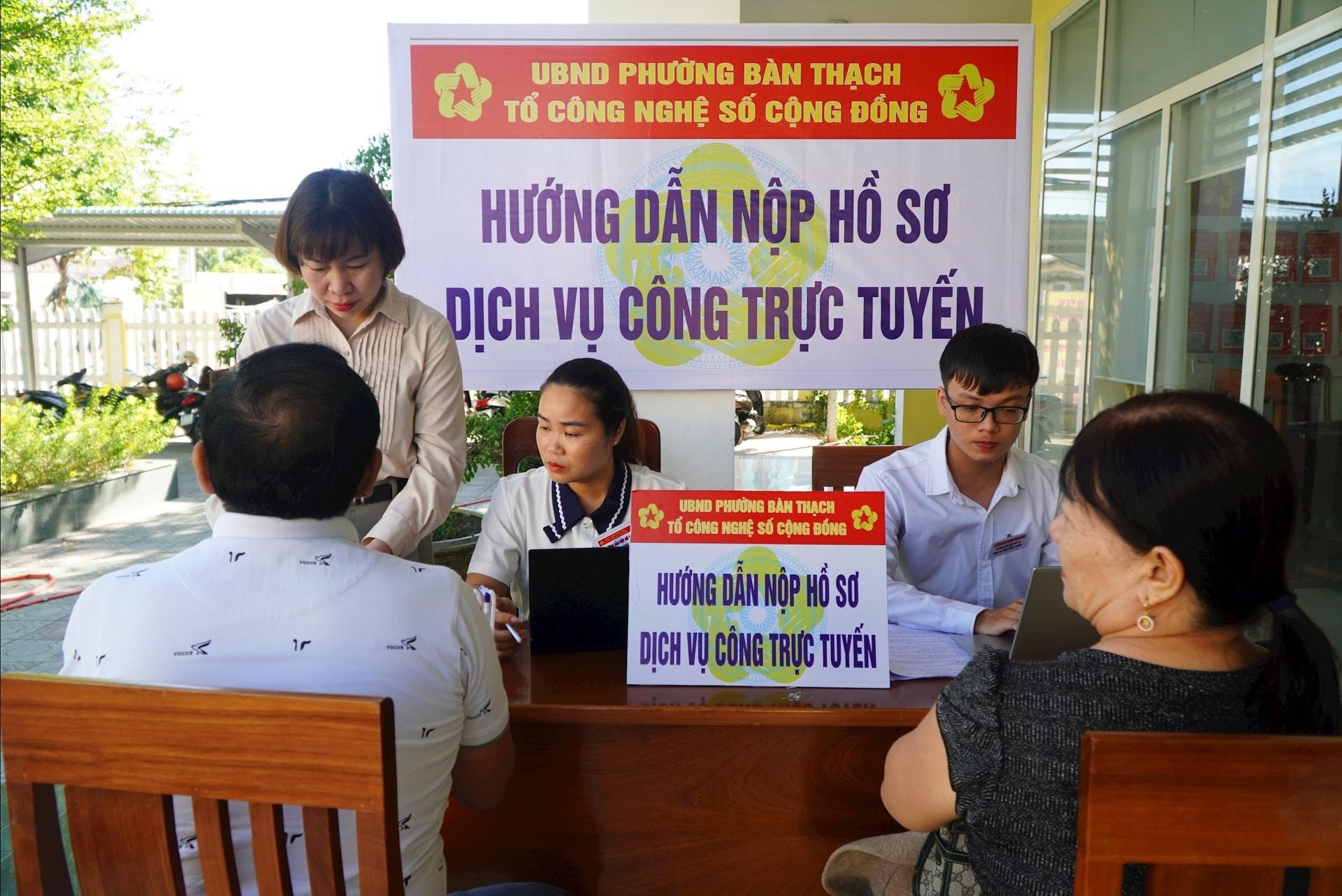 Tổ Công nghệ số phường Bàn Thạch, Đà Nẵng hướng dẫn người dân nộp hồ sơ dịch vụ công trực tuyến. Ảnh Trung tâm IOC Đà Nẵng cung cấp.