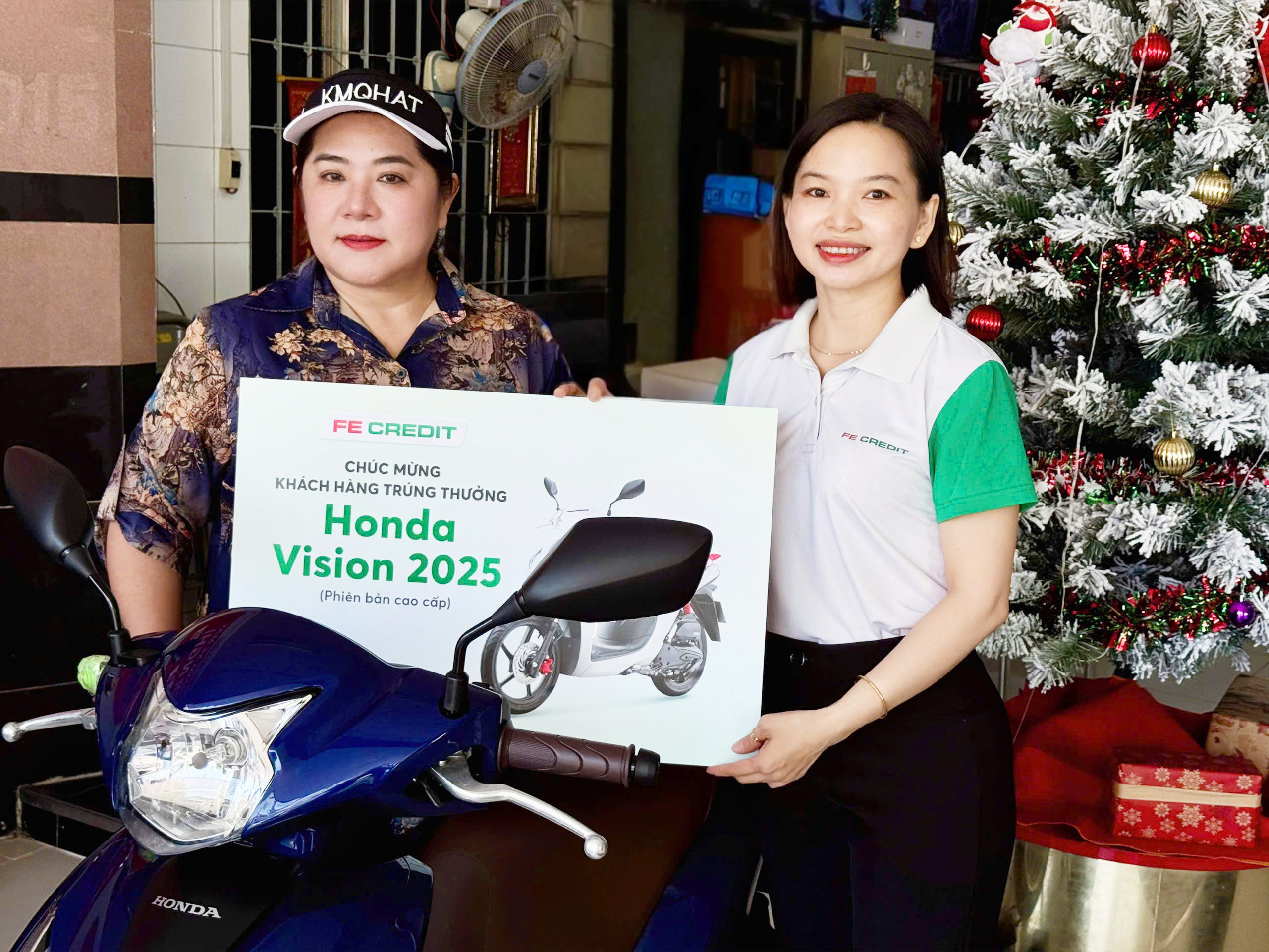 Khách hàng nhận giải đặc biệt xe máy Honda Vision từ chương trình “Dựng xây tương lai từ những ước mơ nhỏ”. Ảnh: FE CREDIT.