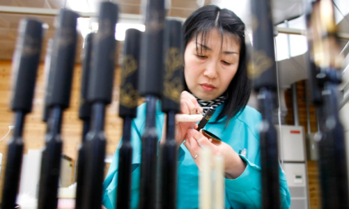 Nhà sản xuất bút lớn nhất Nhật Bản lần đầu tăng giá sau 40 năm