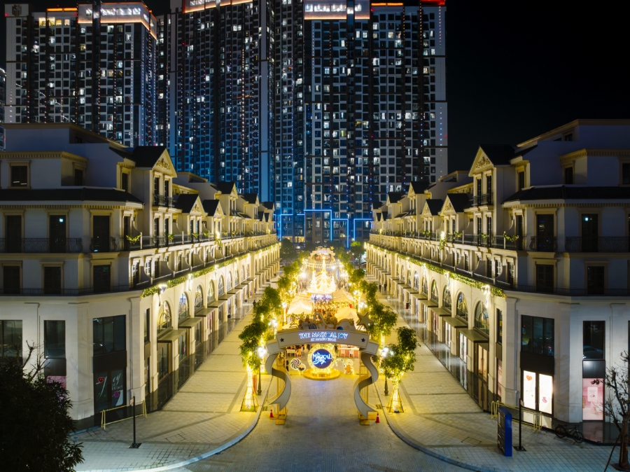 Không gian thương mại Malibu Walk được thắp sáng rực rỡ những ngày diễn ra chuỗi sự kiện “The Magical Joy – Mùa Giáng Sinh diệu kỳ” (12/12–25/12/2025).