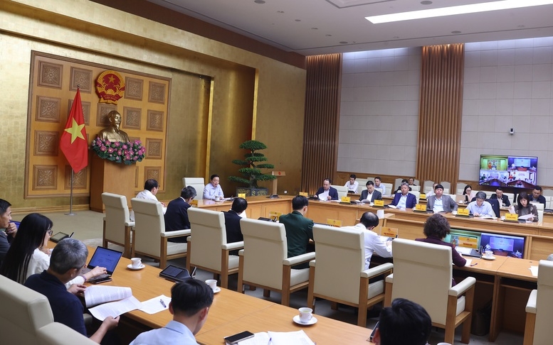 Phó Thủ tướng Trần Hồng Hà chủ trì cuộc họp cho ý kiến về nội dung dự thảo Nghị định quy định chi tiết một số điều của Luật Bảo vệ môi trường về trách nhiệm tái chế sản phẩm, bao bì và trách nhiệm xử lý chất thải của nhà sản xuất, nhà nhập khẩu. Ảnh: Minh Khôi