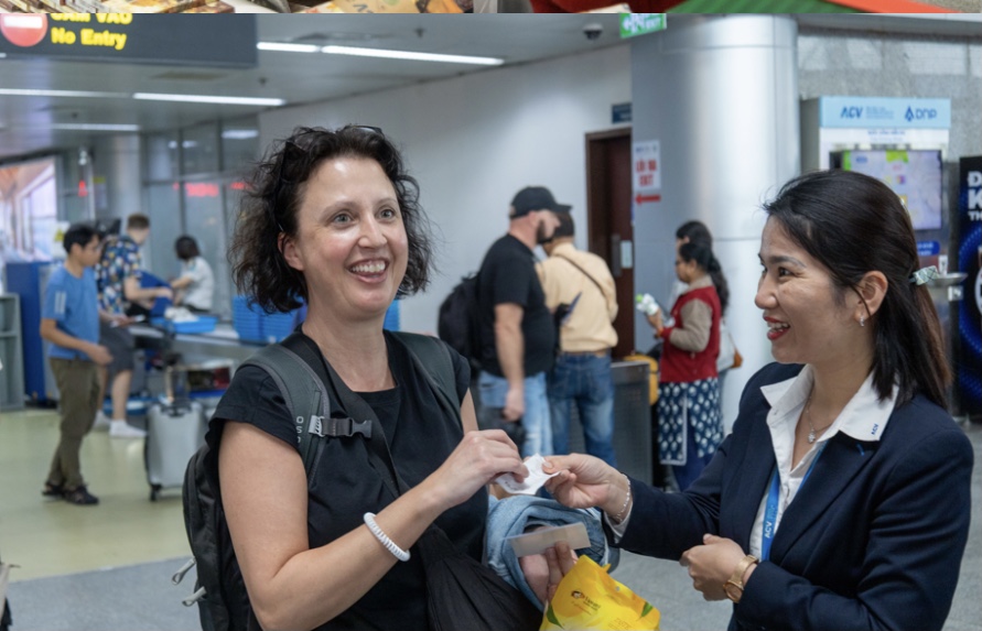 Khách quốc tế rất phấn khích khi được nhân viên ngành Hàng không tặng quà khi xuống sân bay Đà Nẵng trong tối giáng sinh.